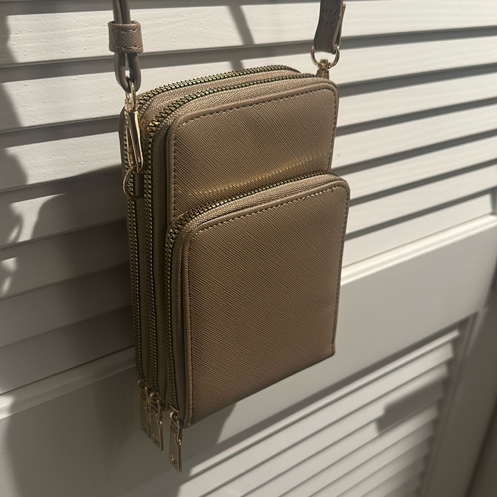 NWOT Beige three section crossbody bag with Creditcard compartments w/goldtone.